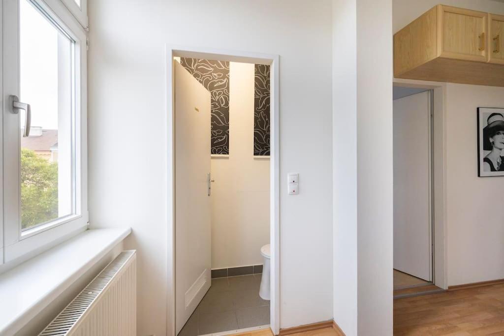 Beautiful 1 Bedroom Apartment Near Schoenbrunn Виена Екстериор снимка